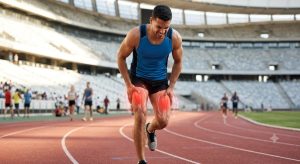 Homme sportif avec des courbatures
