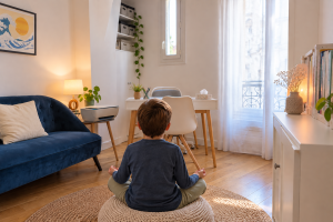 Garçon pratiquant un exercice de sophrologie dans un cabinet à Asnières-sur-Seine